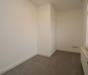 4 bedroom end of terrace house to rent - Photo 2
