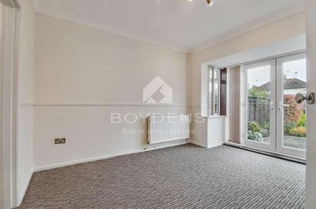 Dove Crescent, Harwich, CO12 - Photo 2