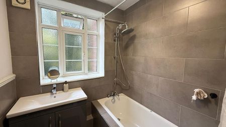 3 bedroom flat to rent - Photo 4