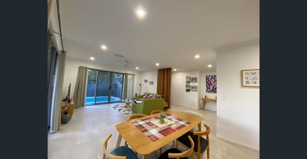 FULLY FURNISHED house within walking distance to Benowa State School, NOT available until 8 Mar 2026 - Photo 1