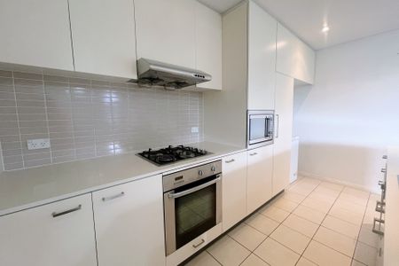 Spacious three bedrooms apartment with timber floor throughout and big balcony! - Photo 5