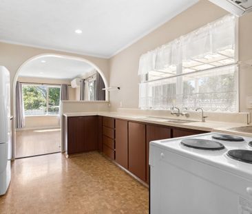 Spacious Family Home with Garage - Unbeatable Location - Photo 4