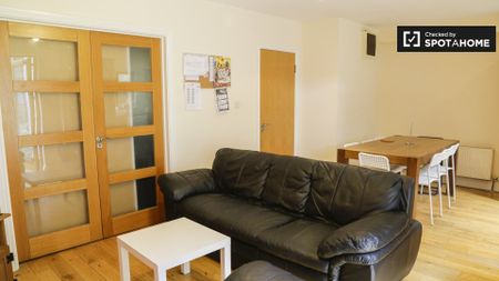 Room for rent in 5-bedroom apartment in Ballymun, Dublin - Photo 4