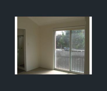 3 bedroom, 2.5 bathrooms, 2 garage spaces, courtyard - Photo 5