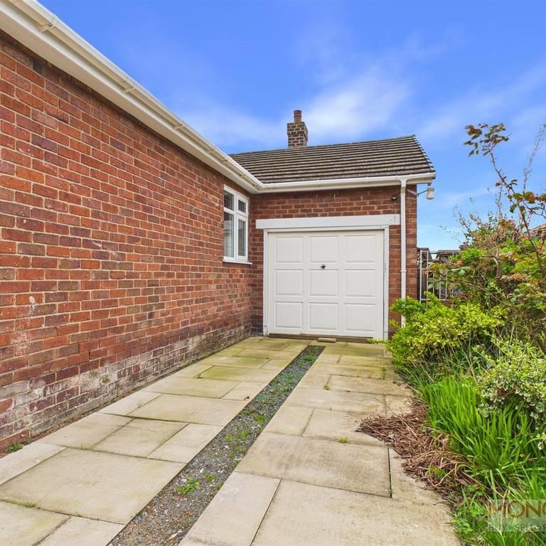 3 bedroom bungalow to rent - Photo 1