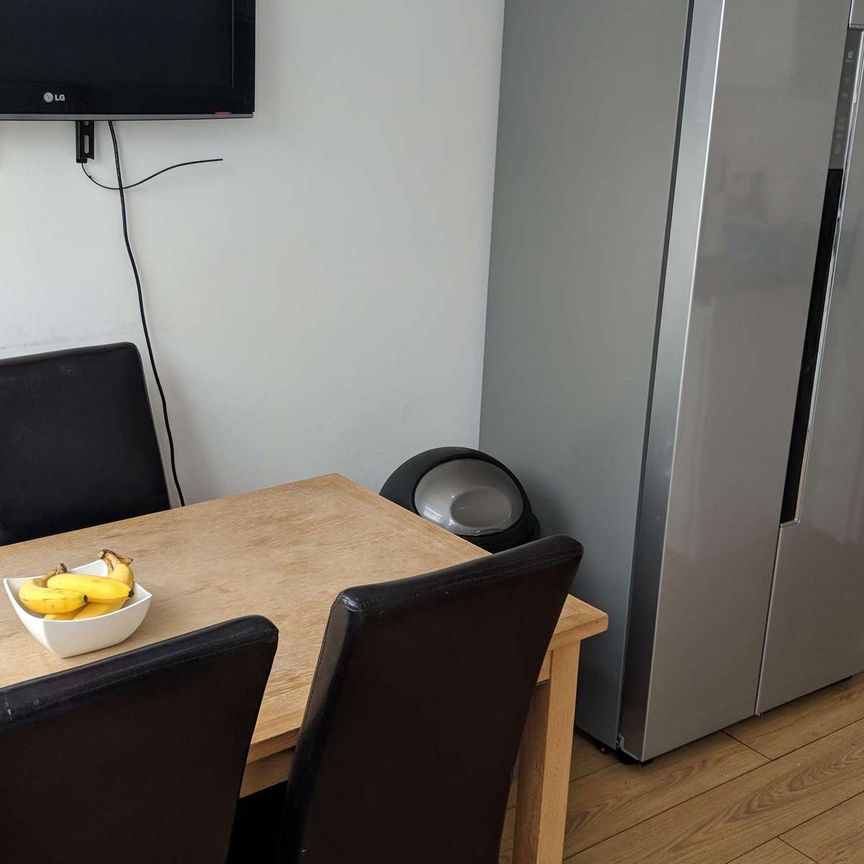 Flanders Crescent Room 4 - Photo 1