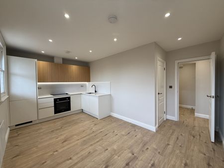 2 Bed Flat, Queens Road, TW10 - Photo 2