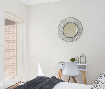 Prime Location - Neat & Tidy Courtyard Home - Photo 1