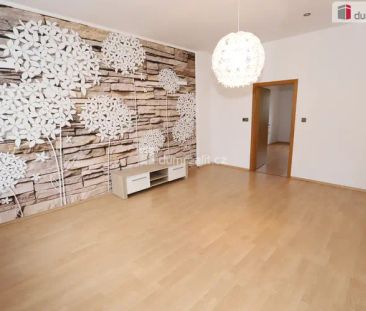 Krásný slunný byt 3+1 po rekonstrukci v prvním patře cihlového domu... - Fotografie 1