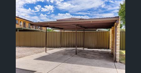 Between City and Sea - Photo 5