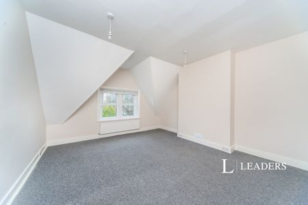 3 bedroom apartment to rent Milnthorpe Road, Eastbourne, East Sussex, BN20 - Photo 3