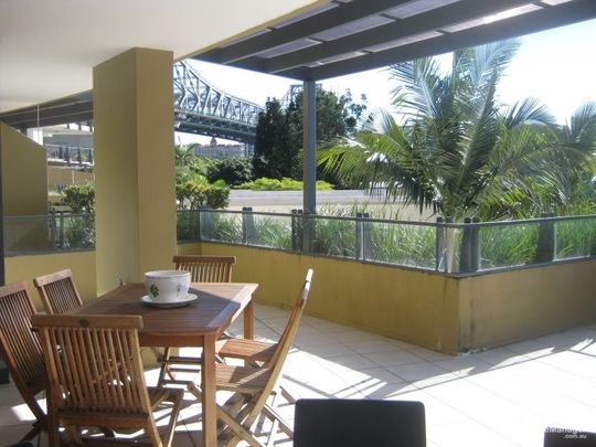 Kangaroo Point Pet Friendly UNFURNISHED 2BR 2Bathroom Stunning Apartment on the River - Photo 1