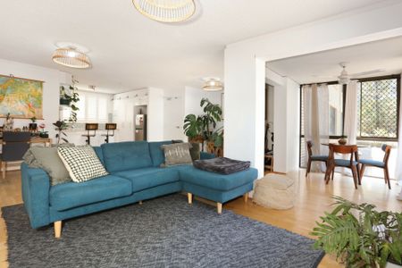 MODERN AND SPACIOUS APARTMENT IN THE CENTRE OF EVERYTHING! - Photo 2