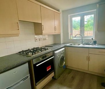 Spacious 1 bedroom flat with wood floors allocated parking & sole u... - Photo 4