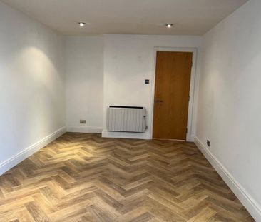 Smugglers Way, London, SW18 - Photo 1