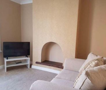 Spacious Bed Terraced House // Jul, LN5 - Photo 4