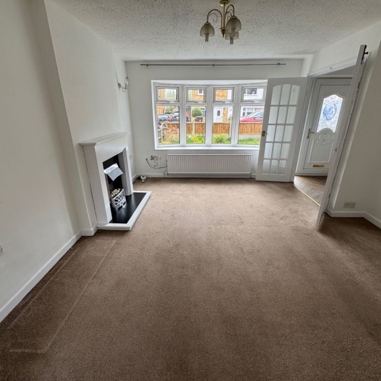 3 Bedroom Semi-Detached House - Photo 1