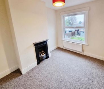 3 Bedroom House to Rent in Oswald Road, Rushden, Northants, NN10 - Photo 2