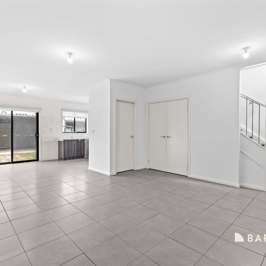 Stunning Two Bedroom Townhouse! - Photo 1