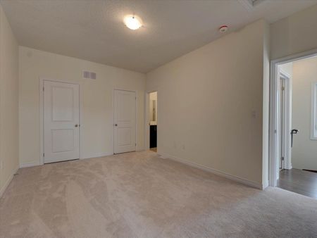 For Lease - 22 Griffith Street, Aurora, Ontario - Photo 4