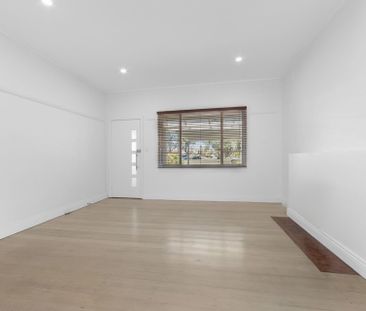 Beautifully renovated House with a renovated rear studio with Bathr... - Photo 2