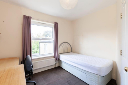 1 bedroom in a house share to rent - Photo 4