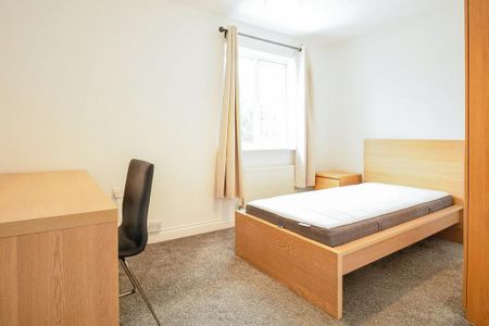 4 bedroom detached house to rent - Photo 4