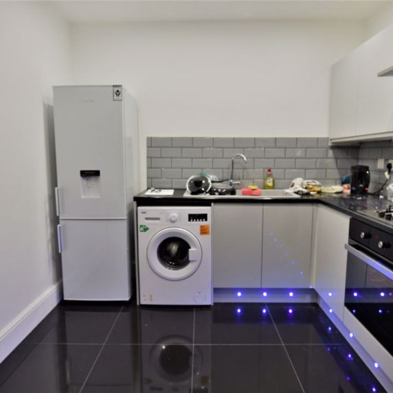 2 bedroom Flat in Kelso Street, Leeds - Photo 1