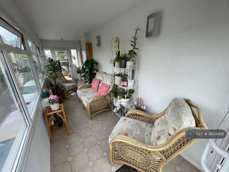 1 bedroom in a house share to rent - Photo 3