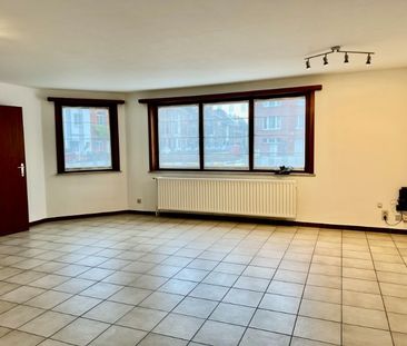 NABIJ UZ GENT, GELIJKVLOERSAPPARTEMENT MET 2 SLAAPKAMERS EN GARAGE. - Photo 1