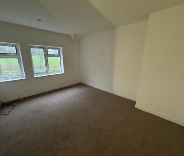 3 bedroom end of terrace house to rent - Photo 2