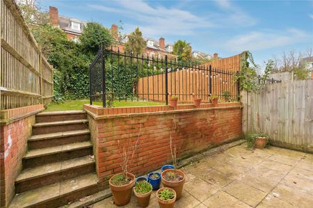 A family home in the popular St Lukes development, within a mile of the town centre and close to The Downs. - Photo 5