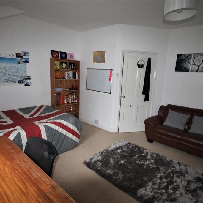 4 bedroom private hall to rent - Photo 1