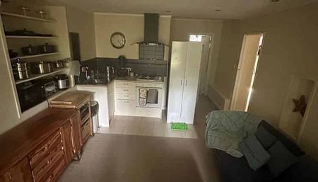 Quite quirky 2 bedrooms flat nestled in the - Photo 3