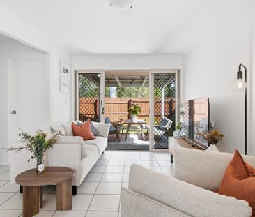 Stylish Parkside Townhouse Offering Comfort, Privacy & Convenience! - Photo 2
