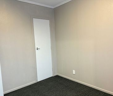 Newly Renovated 2 bedroom end unit - Photo 5