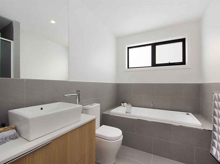 SPACIOUS TOWN HOUSE !! - Photo 4