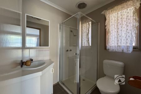 IMPRESSIVE FAMILY HOME IN PRIME LOCATION - Photo 5