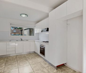 THREE BEDROOM HOUSE WITH SPACIOUS BACKYARD - Photo 5