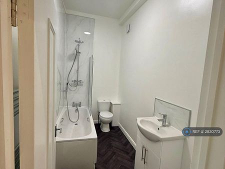 3 bedroom flat to rent - Photo 4