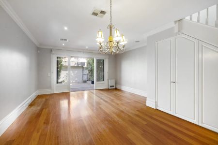 Spacious, bright and well positioned! - Photo 2