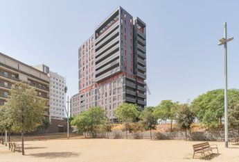 Piso en alquiler de cuatro habitaciones junto al Teatre Nacional de Cataluña, Barcelona