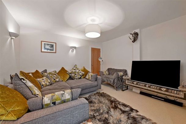 SHORT TERM - Updated four-bedroom period home situated in the heart of Cookham just 0.4 miles from the station. - Photo 1