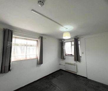 6 bedroom semi-detached house to rent - Photo 2