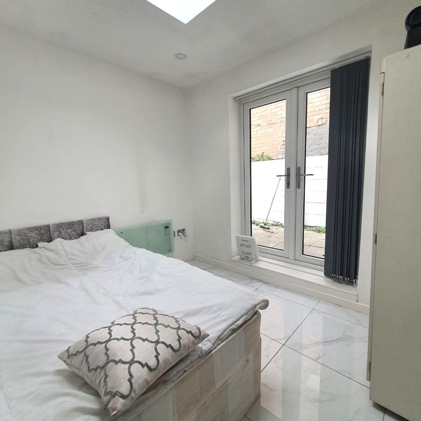 £1,100 PCM, Modern Two Bedroom Ground Floor Flat with Small Private Garden in Cambridge Street, Grangetown, Cardiff, CF11 7DH - Photo 1