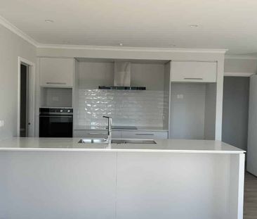 Modern Four Bedroom Home in Wai-iti - Photo 5