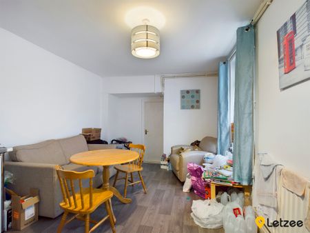 This Victorian townhouse is just a 2 minute walk to Singleton Park Flat 3 - Photo 4