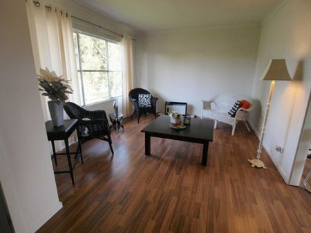 Three bedroom home - Photo 2