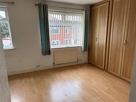 2 Bedroom Semi-Detached House For Rent in Farm Street, Oldham - Photo 3