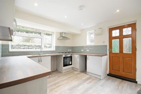 3 bedroom semi-detached house to rent - Photo 3